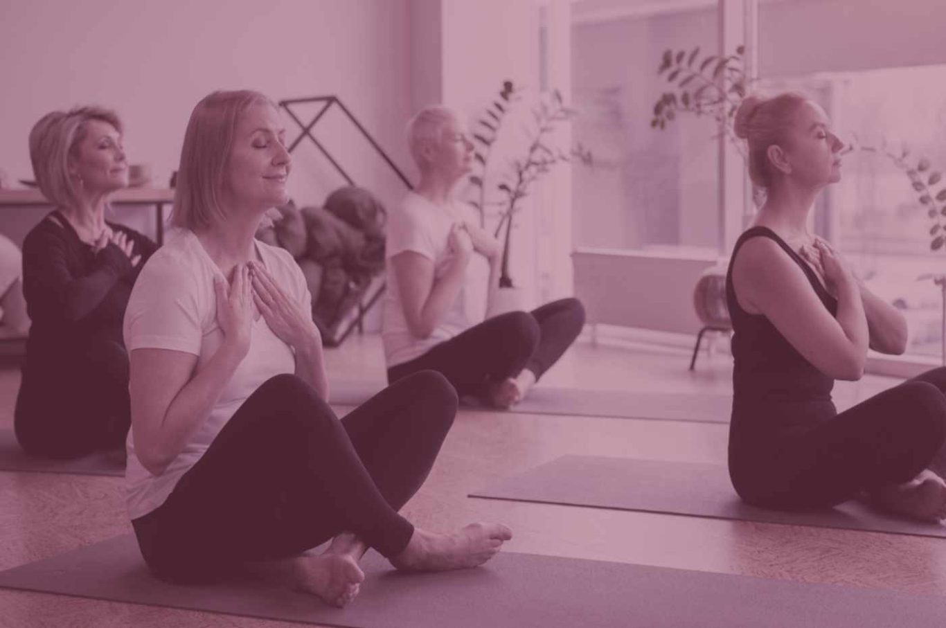 Yoga Gruppe in halbem Drehsitz