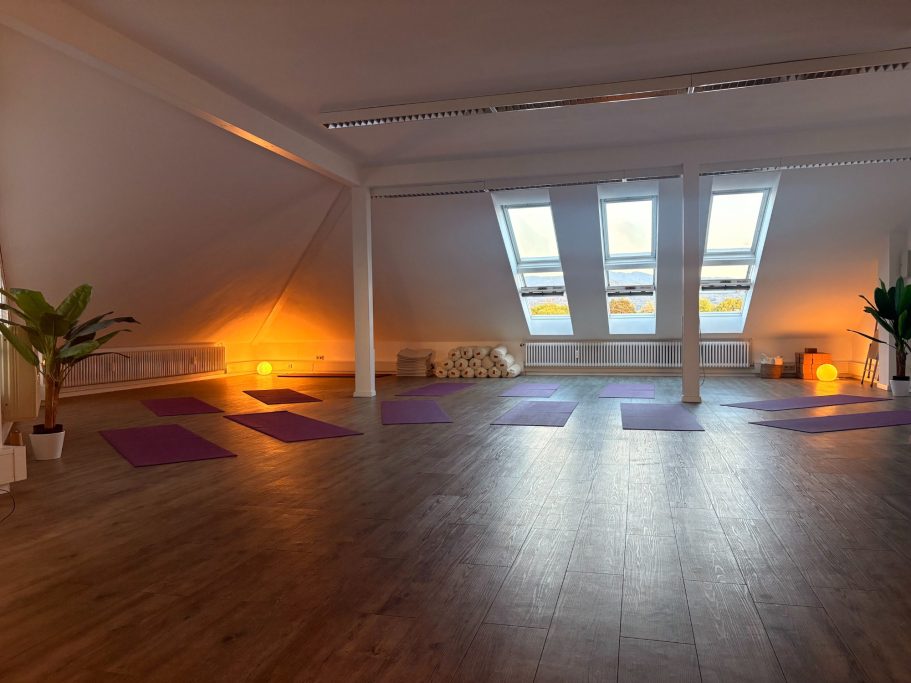 Yogaraum am Abend
